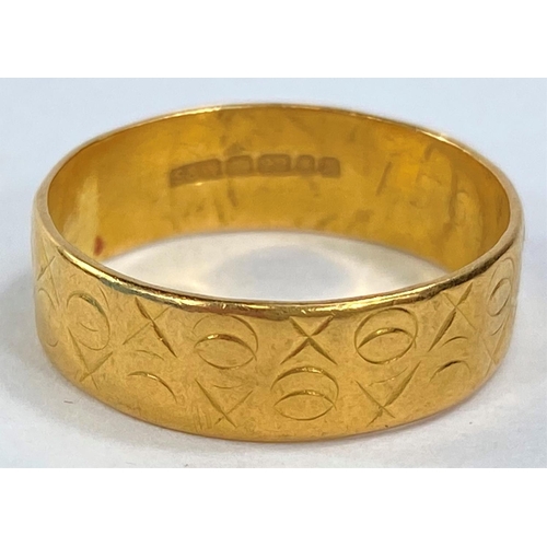 624 - A 22 carat hallmarked gold wedding ring, 6.1gm