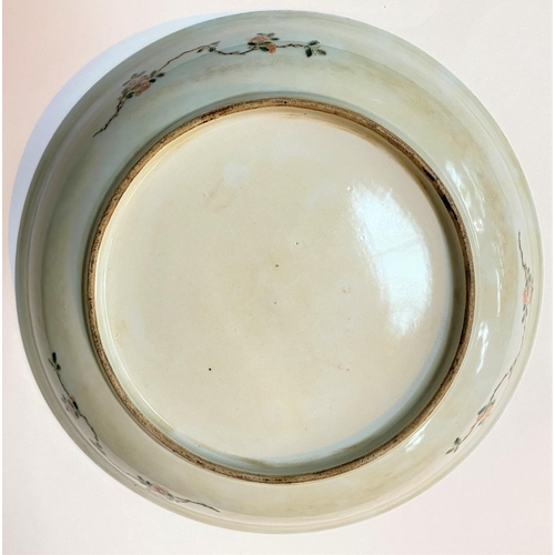 405C - A Chinese famille verte dish decorated with traditional scene, diameter 29cm