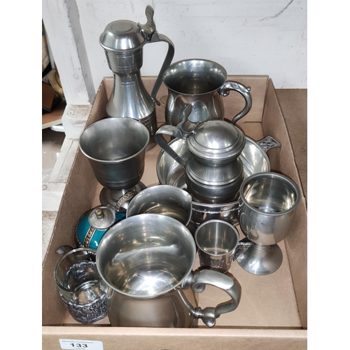 133 - A selection of pewter tankards, some lidded and other similar pewter etc