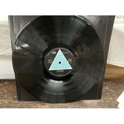 139a - Pink Floyd - Dark Side of the Moon, vinyl album, solid blue triangle, 2 posters and 2 stickers (SHVL... 