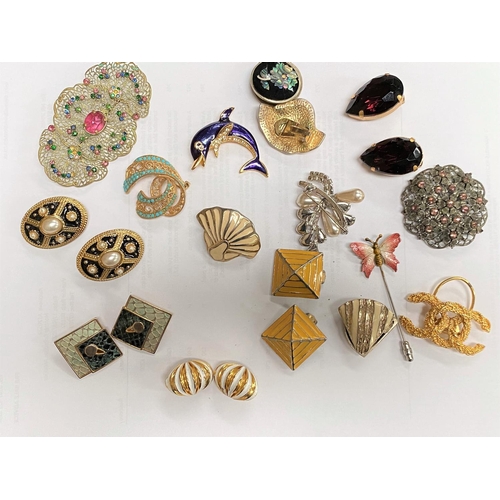 643A - A selection of costume brooches etc