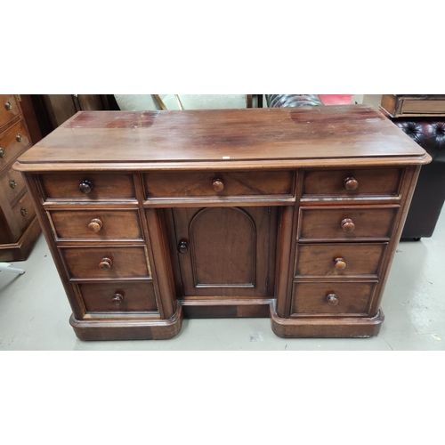 837 - A Victorian mahogany kneehole dressing table with 7 drawers and central recessed cupboard