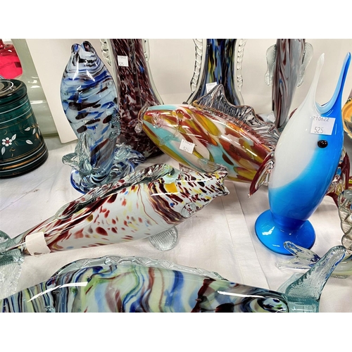 525 - A selection of Murano style fish ornaments and similar glassware