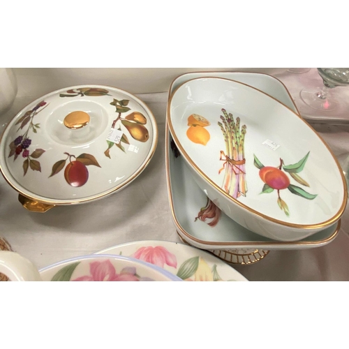 529 - A Royal Doulton Expressions Blooms pattern service for 4 place settings, other china