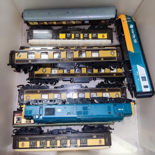 102K - Two diesel 00-gauge locos and a selection of Pullman and other coaches