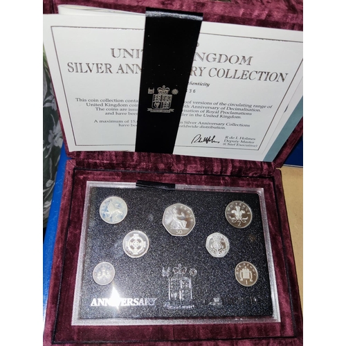 256 - GB: a 1996 silver anniversary set £1 - 1p