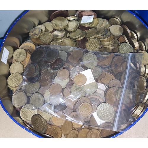 276 - GB: a quantity of pre-decimal copper, brass 3ds and GV farthings