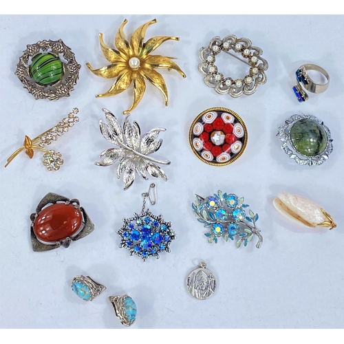 650D - A selection of vintage and later costume brooches etc