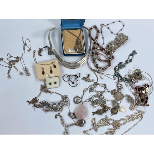 691C - 40+ pieces of silver whitish metal jewellery, most marked 925, some stone set.