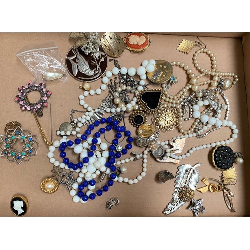 700B - A selection of vintage and later costume jewellery