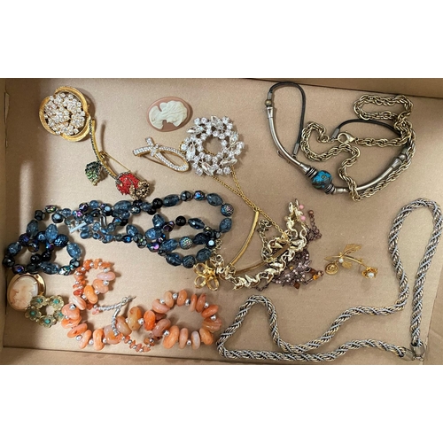 700C - A selection of vintage and later costume jewellery