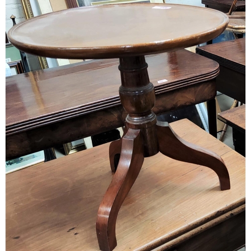 952 - A pair of mahogany reproduction circular occasional/wine tables