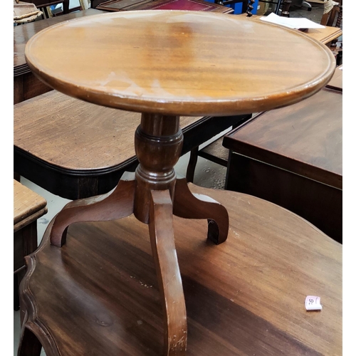 952 - A pair of mahogany reproduction circular occasional/wine tables