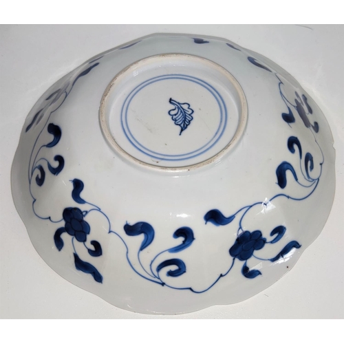 409A - A Chinese 19th century blue and white Lotus dish with leaf mark to base, dia. 17cm (small chip to ri... 