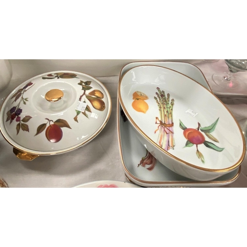 529 - A Royal Doulton Expressions Blooms pattern service for 4 place settings, other china