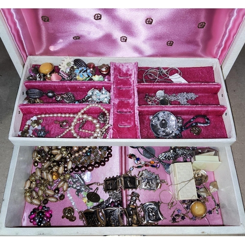 635 - A jewellery box with a good selection of vintage and later costume jewellery etc