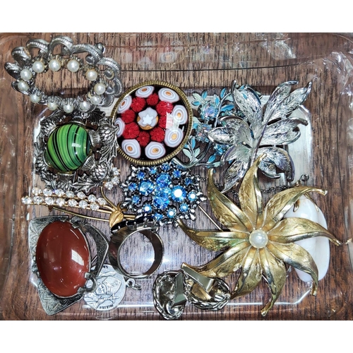 650D - A selection of vintage and later costume brooches etc