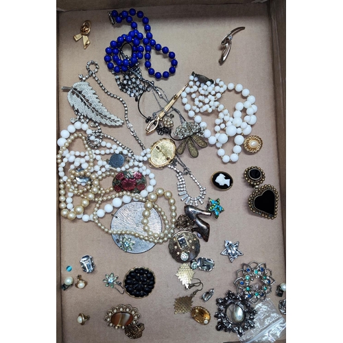 700B - A selection of vintage and later costume jewellery