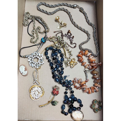 700C - A selection of vintage and later costume jewellery