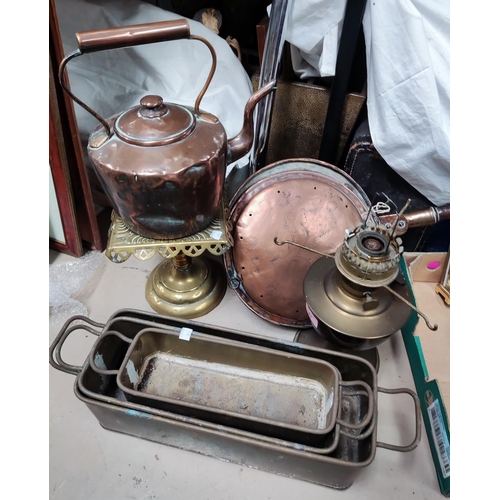 141 - A 19th century copper kettle, brass trivet and oil lamp, a copper pan and 3 graduating brass planter... 