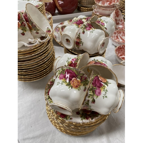 550 - 12 sitting Royal Albert Old Country Roses dinner and tea service including cups, saucers, plates and... 