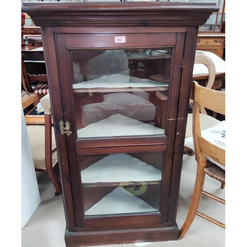 784 - A 1900's floor standing corner display cabinet fitted 3 shelves, 116cm high