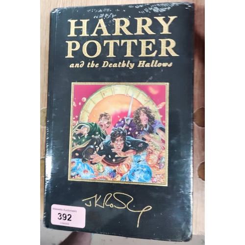 392 - ROWLING (J.K) - Harry Potter and the Deathly Hallows, 1st edition, deluxe binding, shrink wrapped, u... 