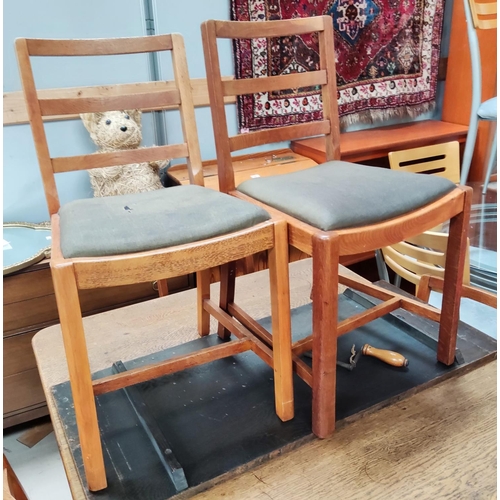 918 - An oak drop leaf dining table with turned legs and a set of 5 oak dining chairs