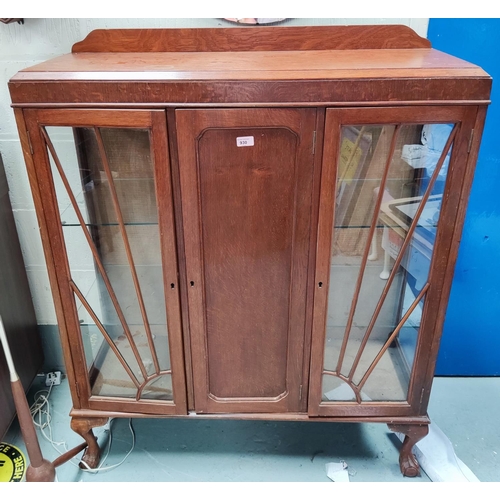 930 - An Art Deco style oak display cabinet with central solid door and two glass doors, length 102cm