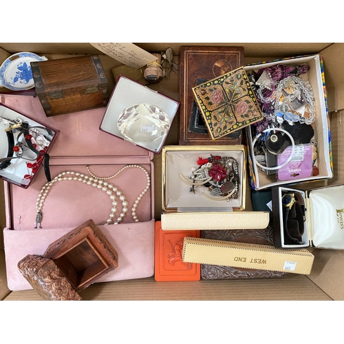 663 - A quantity of costume jewellery, various boxes