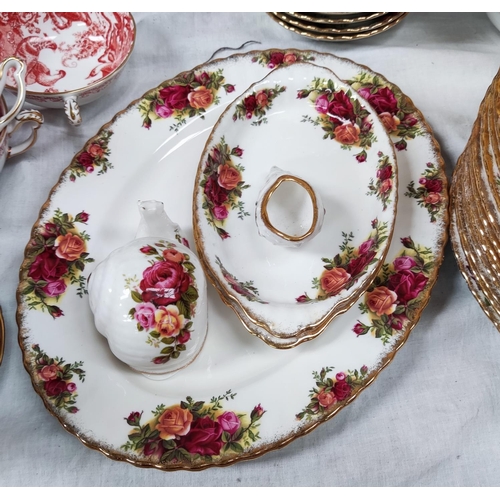 550 - 12 sitting Royal Albert Old Country Roses dinner and tea service including cups, saucers, plates and... 