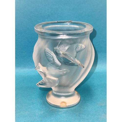 405 - A Lalique oval baluster vase, decorated in relief with 2 birds in flight against a frosted ground, s... 