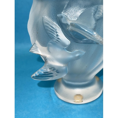 405 - A Lalique oval baluster vase, decorated in relief with 2 birds in flight against a frosted ground, s... 