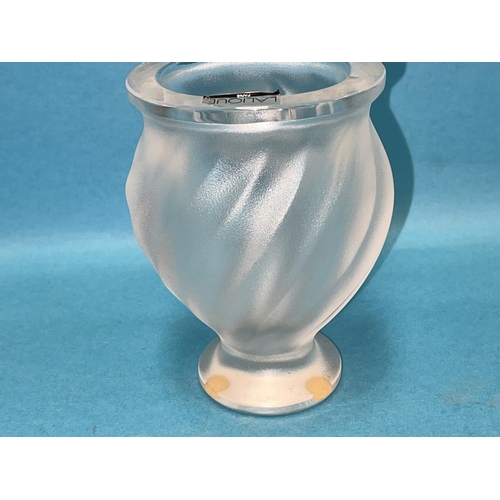 405 - A Lalique oval baluster vase, decorated in relief with 2 birds in flight against a frosted ground, s... 