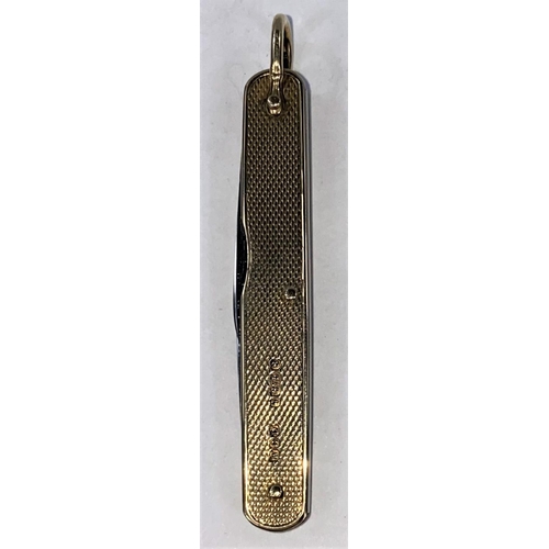 704 - A 2 blade purse knife, 9 carat gold sides, engine turned decoration, 6.3 cm