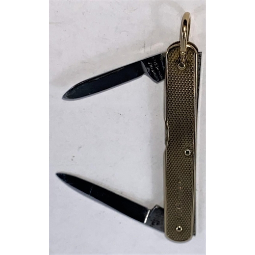 704 - A 2 blade purse knife, 9 carat gold sides, engine turned decoration, 6.3 cm