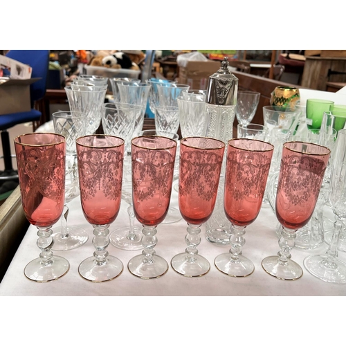 400 - A set of 6 cranberry flutes with engraved garland decoration; other drinking glasses and glassware