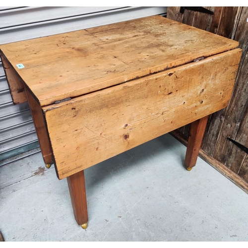 846 - A Victorian pine drop leaf kitchen table