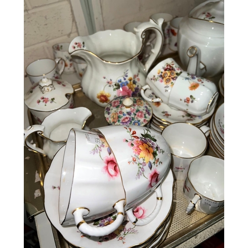 556 - A Royal  Crown Derby 'Derby Posies' tea service with teapot, large and small jugs, 40 pieces ap... 