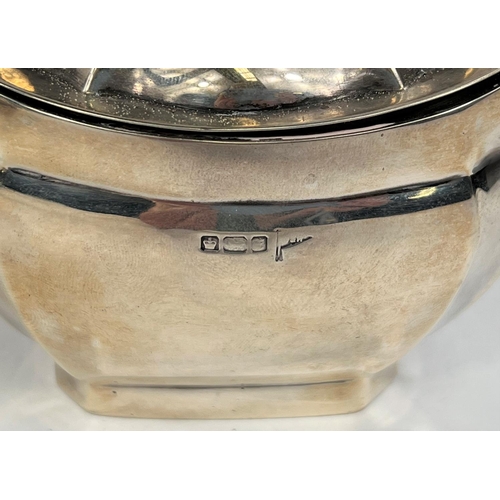 752 - A Walker and Hall hallmarked silver hinge lidded sugar bowl, Sheffield (marks rubbed), 4.4oz.