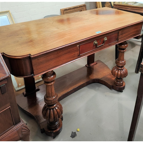 989 - A Victorian mahogany side/dressing table with frieze drawers, turned and fluted front legs and under... 