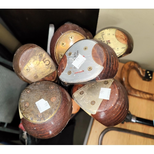 46 - A selection of vintage early 20th century golf clubs:  hickory shat examples; Dai Rees GX woods; bag... 