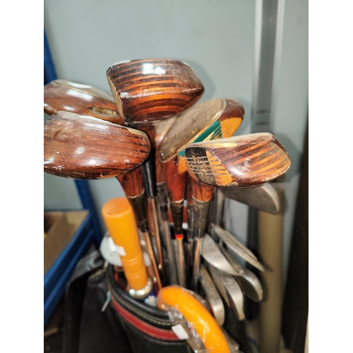 46 - A selection of vintage early 20th century golf clubs:  hickory shat examples; Dai Rees GX woods; bag... 