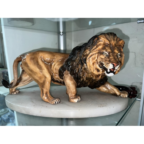 530A - A fine ceramic male lion on marble base