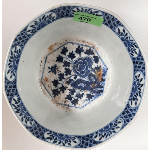 470 - A Chinese blue & white octagonal bowl with floral decoration, mark to base, diameter 18cm (small... 