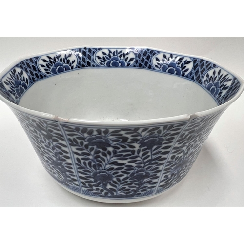 470 - A Chinese blue & white octagonal bowl with floral decoration, mark to base, diameter 18cm (small... 