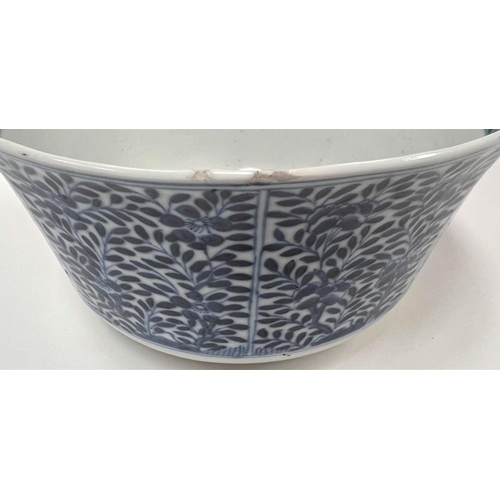 470 - A Chinese blue & white octagonal bowl with floral decoration, mark to base, diameter 18cm (small... 