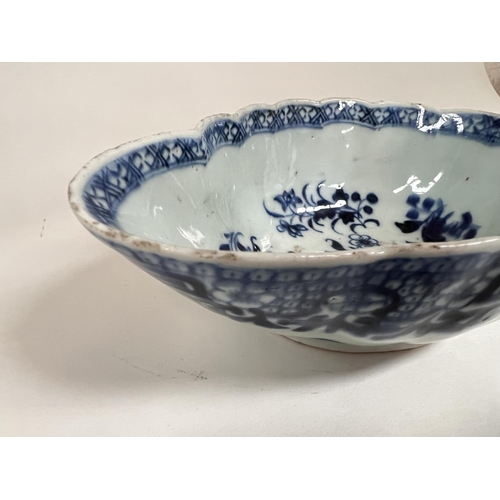 477 - An 18th/19th century Chinese export gravy boat in blue & white with floral decoration, length 20... 