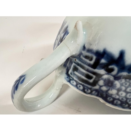 477 - An 18th/19th century Chinese export gravy boat in blue & white with floral decoration, length 20... 