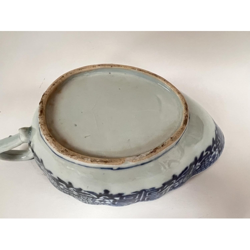 477 - An 18th/19th century Chinese export gravy boat in blue & white with floral decoration, length 20... 